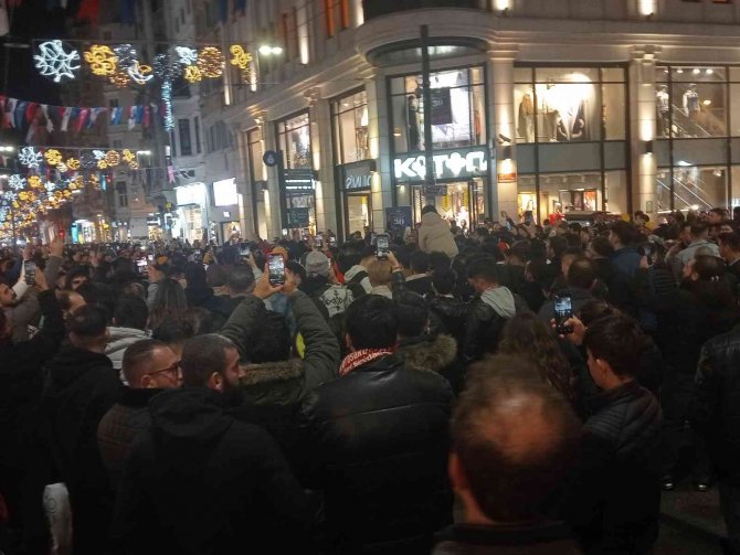 Derbiyi Kazanan Galatasaray Taraftarları Taksim Meydanı’nda Kutlama Yaptı