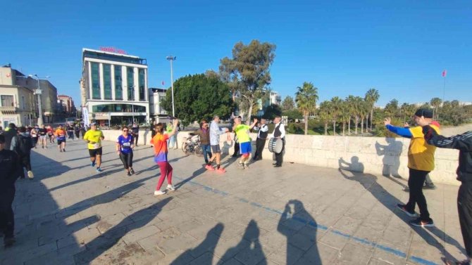 Sporcular Koşuyu Bırakıp Davul Zurna Eşliğinde Çiftetelli Oynadı