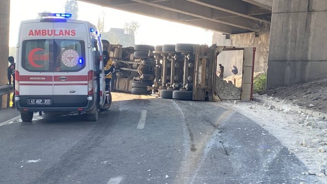 D-100’de Tır Devrildi, Yol Kapandı: 1 Yaralı