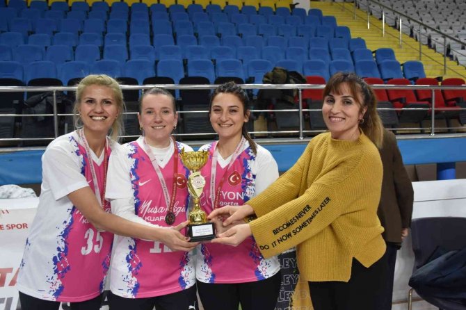 Voleybol Turnuvasının Şampiyonu Rüya Takımı