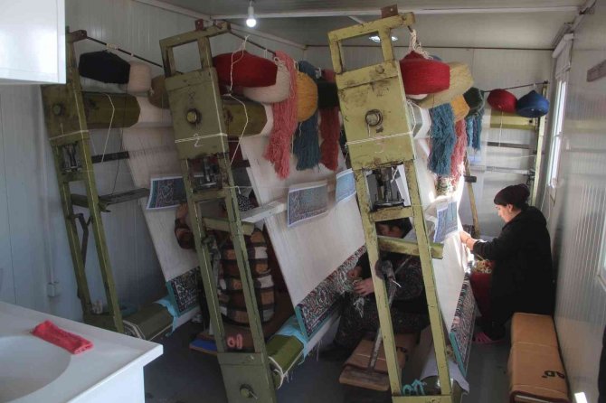 Elazığ’da Geçici Konaklama Merkezinde Kalan Ahıska Türkleri Hem Meslek Öğreniyor Hem De Para Kazanıyor