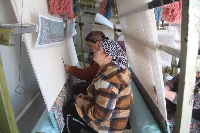 Elazığ’da Geçici Konaklama Merkezinde Kalan Ahıska Türkleri Hem Meslek Öğreniyor Hem De Para Kazanıyor