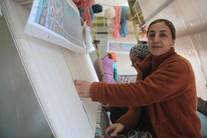 Elazığ’da Geçici Konaklama Merkezinde Kalan Ahıska Türkleri Hem Meslek Öğreniyor Hem De Para Kazanıyor