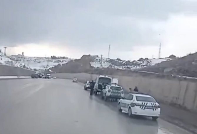 Düzensiz Göçmenleri Taşıyan Araç Kaza Yaptı: 2 Ölü, 6 Yaralı