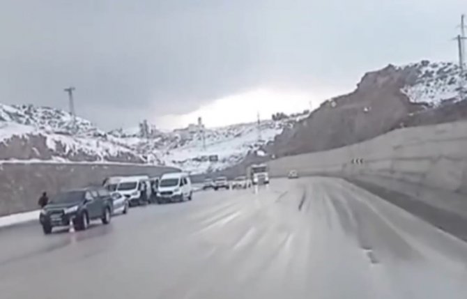Düzensiz Göçmenleri Taşıyan Araç Kaza Yaptı: 2 Ölü, 6 Yaralı