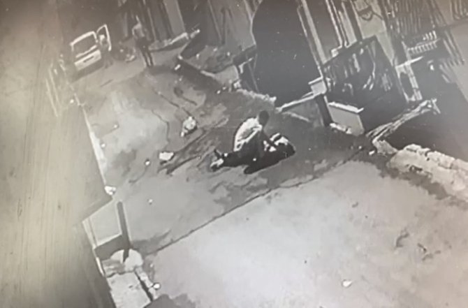 İ̇stanbul’da Dehşet Anları Kamerada: Tek Yumrukla Komalık Edip Telefonunu Gasp Etti