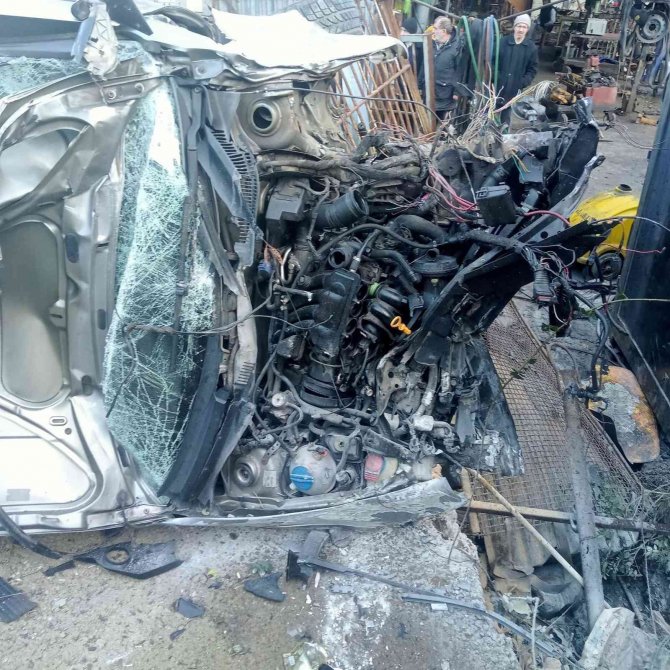 Otomobil Alt Yola Uçtu, Hurdaya Dönen Araçta Sürücü Yaralandı