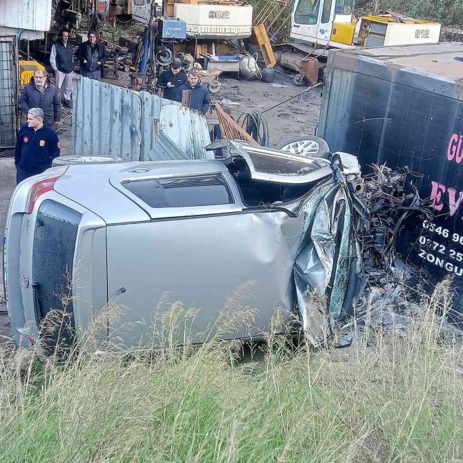 Otomobil Alt Yola Uçtu, Hurdaya Dönen Araçta Sürücü Yaralandı