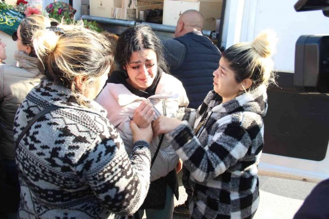 Öldürülen Annesinin Tabutunu Omuzladı: "Çok Ağır, Taşıyamıyorum"