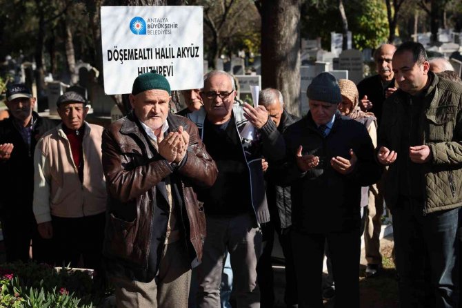 Huzurevi Sakinleri Topçu Yüzbaşı’nı Mezarı Başında Andı