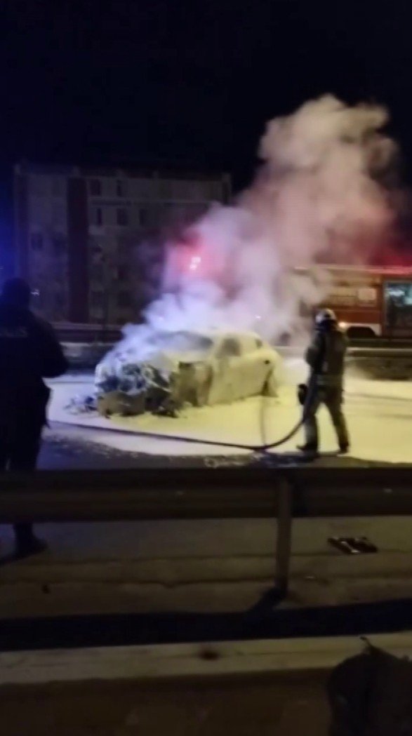 Pendik’te Tır’ın Çarptığı Araç Yanarak Küle Döndü