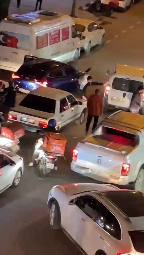 Arnavutköy’de Yol Verme Yüzünden Kavga Eden Sürücüler, Sinirlerini Araçlarından Çıkarttılar
