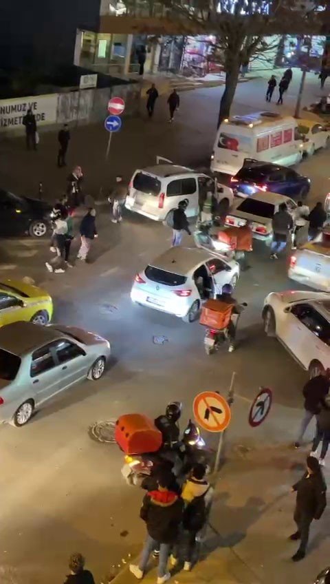 Arnavutköy’de Yol Verme Yüzünden Kavga Eden Sürücüler, Sinirlerini Araçlarından Çıkarttılar