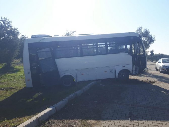 Yolcu Otobüsü Ve Otomobil Çarpıştı: 3 Yaralı
