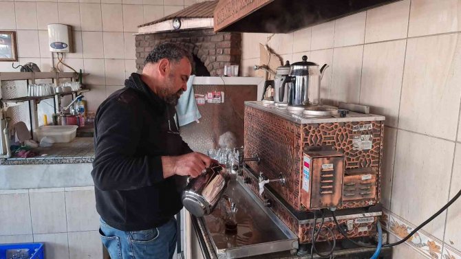 Odun Ateşinde 69 Yıldır Demlenen Çay Davalık Oldu