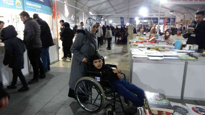 Doğuştan Engelli Yazar, Kitap Fuarının Gözdesi Oldu