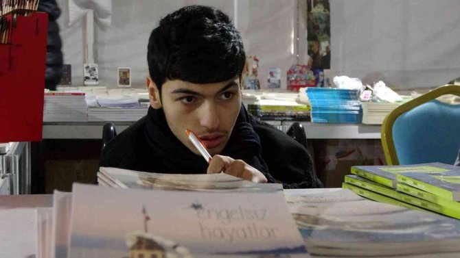 Doğuştan Engelli Yazar, Kitap Fuarının Gözdesi Oldu