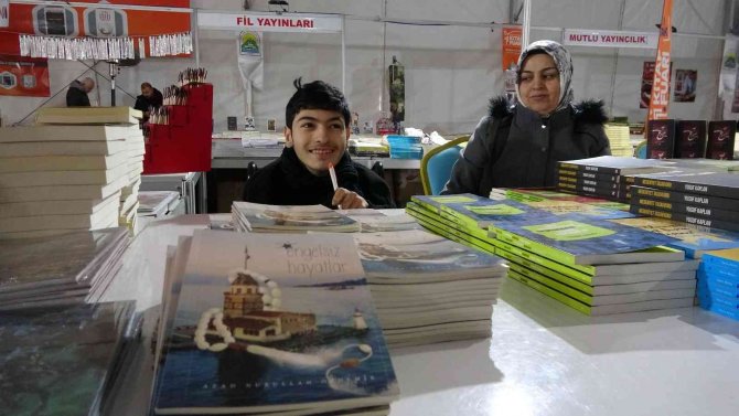 Doğuştan Engelli Yazar, Kitap Fuarının Gözdesi Oldu