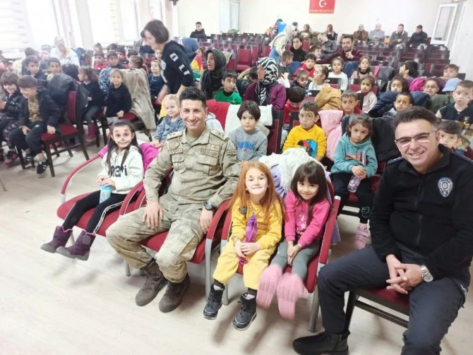 Bulanıklı Öğretmenlerin Oynadığı Tiyatro Oyununu Minikler Beğeni İle İzledi