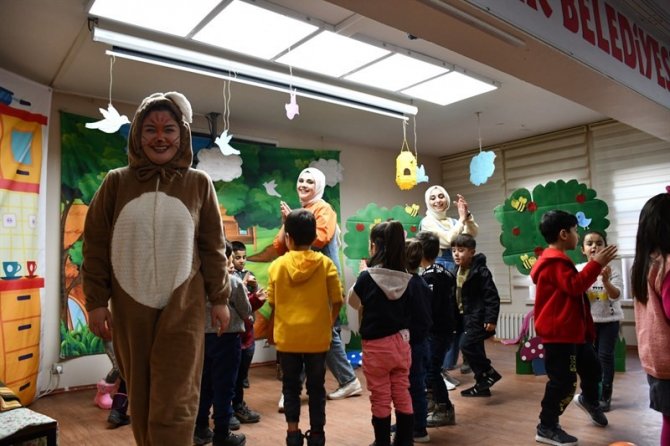 Bulanıklı Öğretmenlerin Oynadığı Tiyatro Oyununu Minikler Beğeni İle İzledi