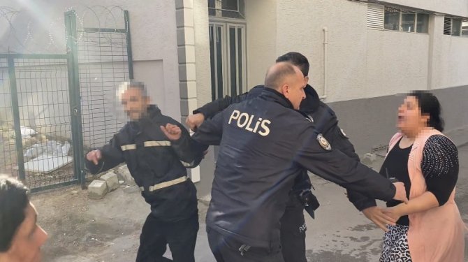 Bursa’da Kendi Evini Yakan Kişiye Komşuları Böyle Saldırdı