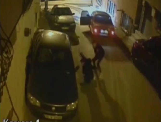 Camdan Atlayıp Otomobilini Hırsızın Elinden Kurtardı