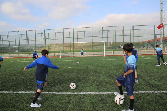 Polisler, Çocuklarla Futbol Sahasında Buluştu