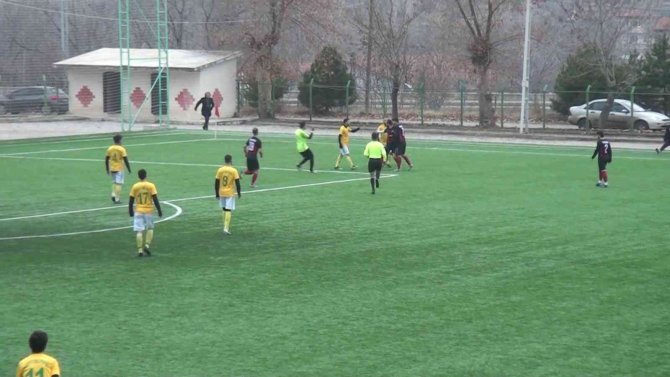 Oyundan Alınan Futbolcu Bıçakla Sahaya Girdi, Maç Tatil Edildi