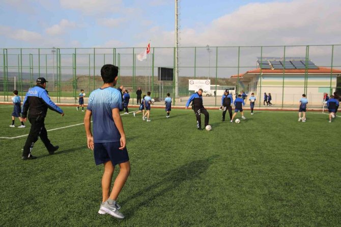 Polisler, Çocuklarla Futbol Sahasında Buluştu