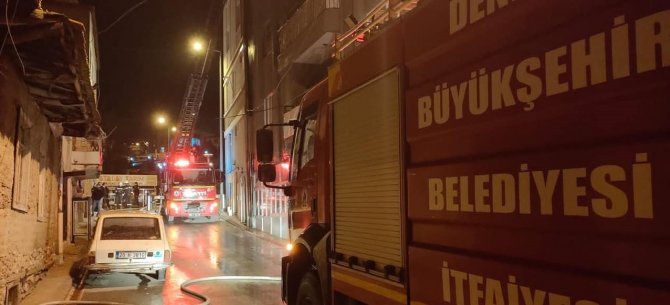 Alevlere Teslim Olan Çatı Korku Dolu Anlar Yaşattı