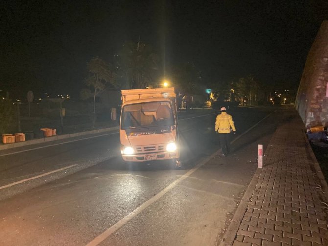 Devrilen Kamyonetten Yaralanmadan Çıkan Sürücü, Polisten Kaçarken Yüksekten Düşüp Yaralandı