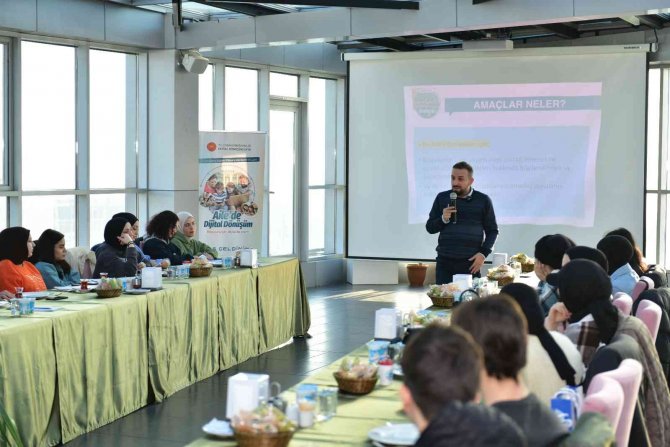Ebeveynlerine Dijital Okuryazarlık Öğretecek Gençlerin Eğitimleri Başladı