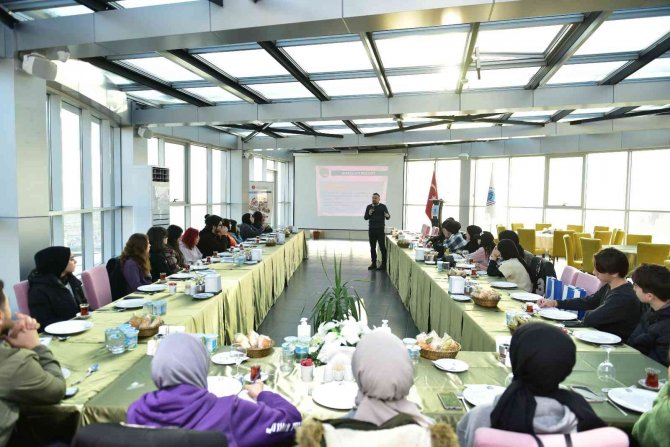 Ebeveynlerine Dijital Okuryazarlık Öğretecek Gençlerin Eğitimleri Başladı