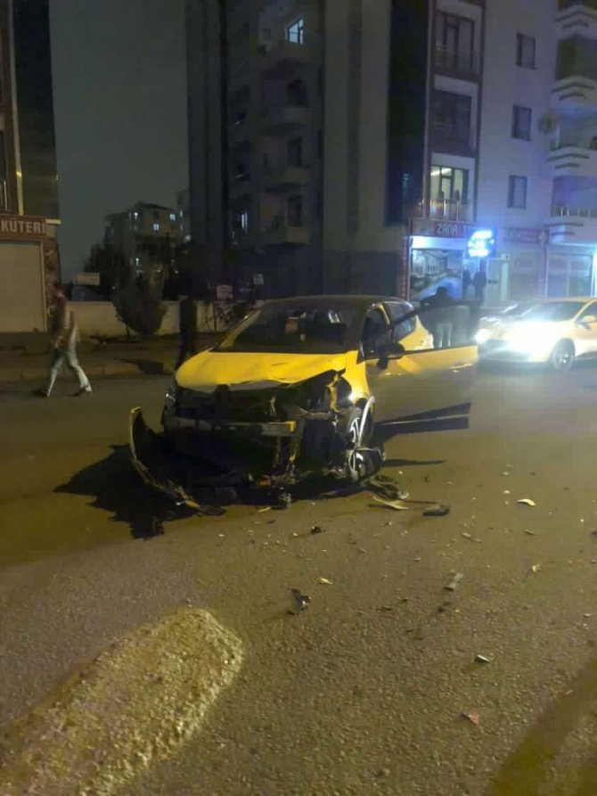 Sokak Ortasında Sürat Yaptı, Kuryeyi Metrelerce Uçurdu