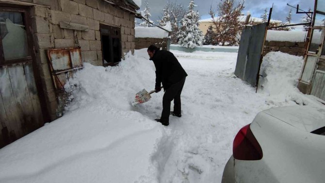 Habere Gitmek İstedi, Evde Mahsur Kaldı