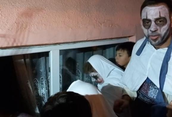 ’Koleda’ Gecesinde Korkunç Kıyafetler Giyip Vatandaşları Korkuttular