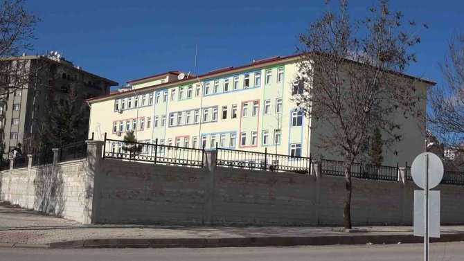 Sınav Sonucu Kötü Gelen Öğrenci 2’nci Kattaki Sınıfından Aşağı Atladı