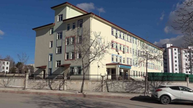 Sınav Sonucu Kötü Gelen Öğrenci 2’nci Kattaki Sınıfından Aşağı Atladı
