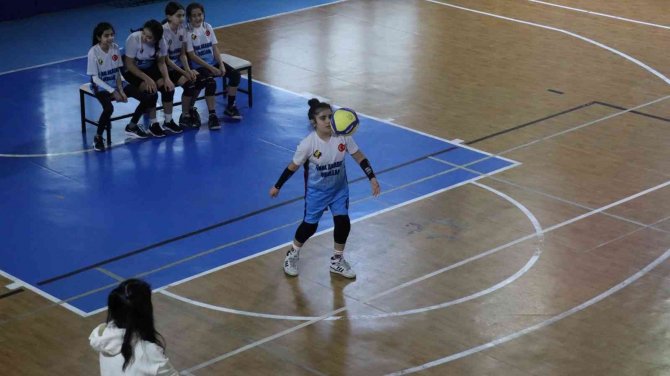 Elazığ’da Küçükler Voleybol İ̇l Şampiyonası Başladı