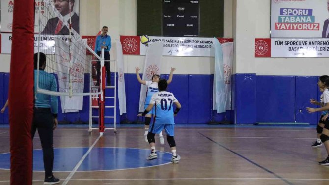 Elazığ’da Küçükler Voleybol İ̇l Şampiyonası Başladı
