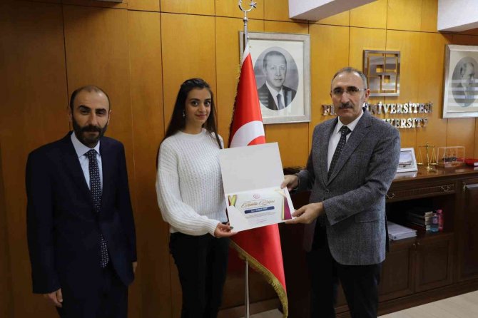 Sosyal Sorumluluk Projelerine Katılan Üniversite Öğrencilerine Teşekkür Belgesi Verildi