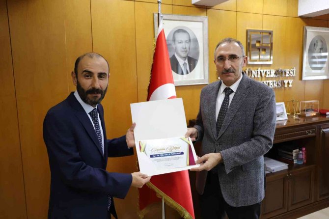 Sosyal Sorumluluk Projelerine Katılan Üniversite Öğrencilerine Teşekkür Belgesi Verildi