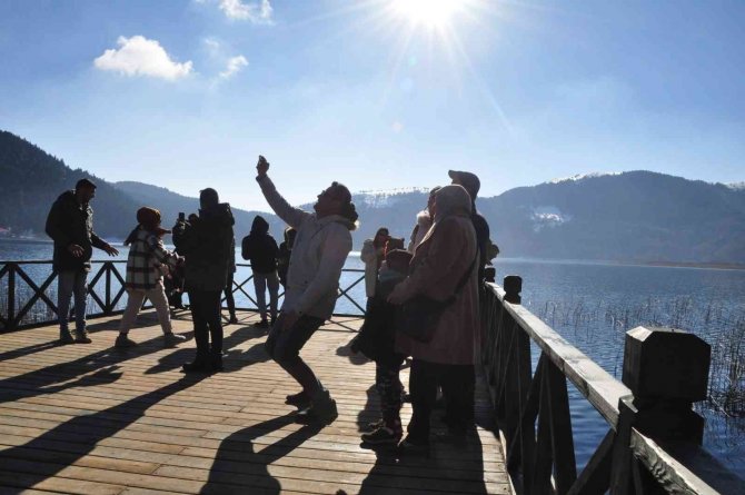 Abant’ta Güneşli Havanın Tadını Çıkardılar