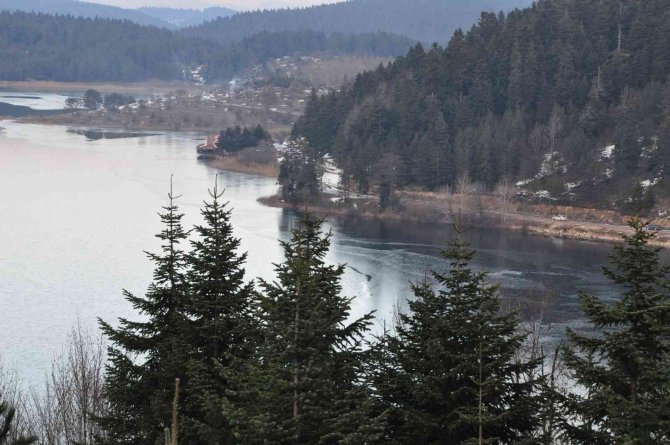 Abant’ta Güneşli Havanın Tadını Çıkardılar