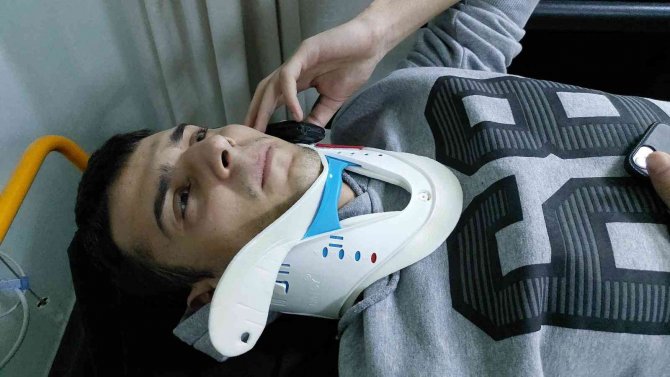 Okul Yolunda Motosikleti Devrilen Lise Öğrencisi Başka Aracın Çarpması Sonucu Ağır Yaralandı