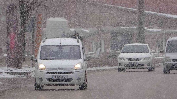 Yüksekova’da Vatandaşları Şaşırtan Anlık Görüntü, Kar Yağışıyla Gelen Güneşli Hava