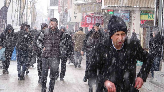 Yüksekova’da Vatandaşları Şaşırtan Anlık Görüntü, Kar Yağışıyla Gelen Güneşli Hava
