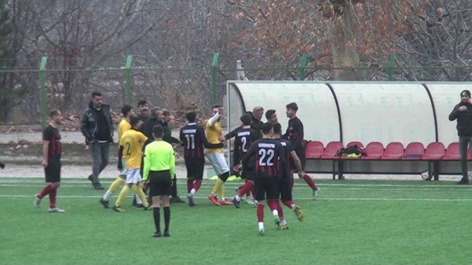 Oyundan Alınan Futbolcu Bıçakla Sahaya Girdi, Maç Tatil Edildi