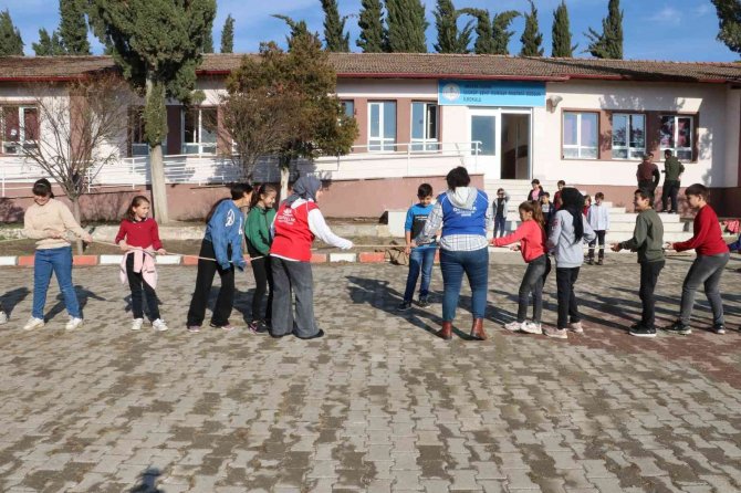 Gönüllü Gençlerden Köy Okulundaki Öğrencilere Palyaçolu Sürpriz