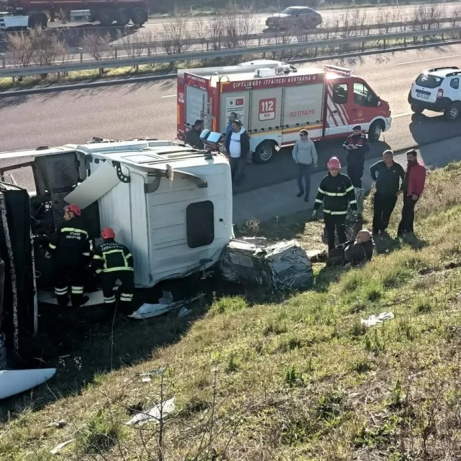Yalova’da Kontrolden Çıkan Tır Devrildi: 1 Yaralı